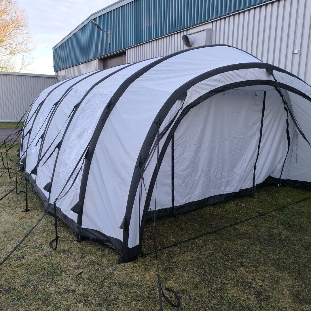 Wera FlexiTent uppställt utomhus – professionellt arbetstält för bygg, service och industri.