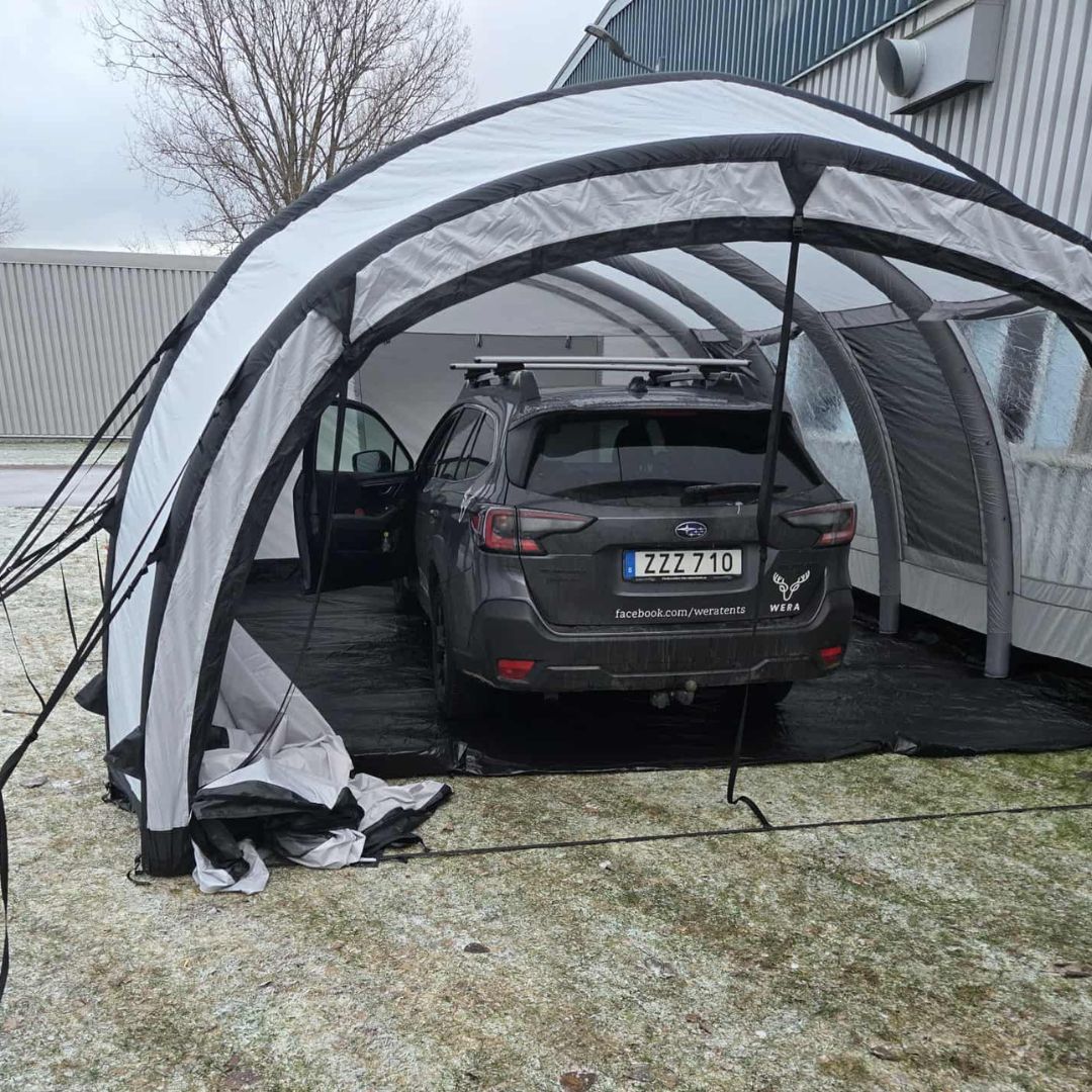 Wera FlexiTent – modulärt arbetstält 7×5 m med bil inuti, visar användning som verkstadstält.